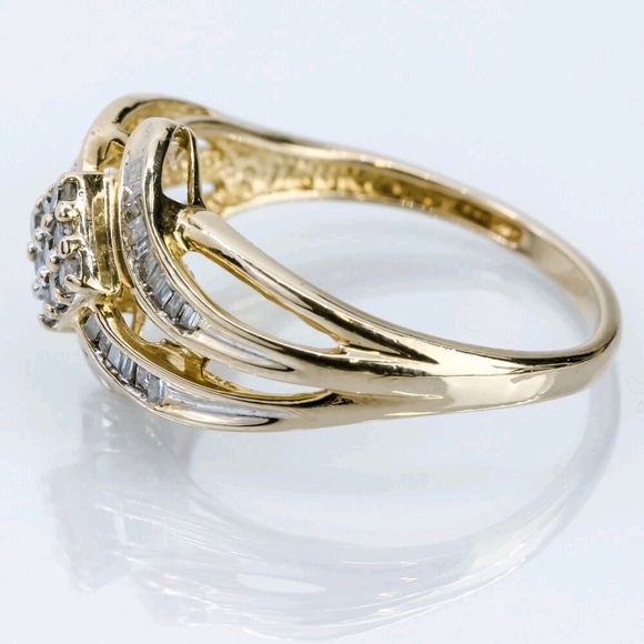 10K Gold Diamond Ring - Picture 5 of 6